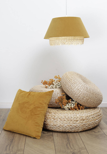 Lampa w stylu Boho podwójny abażur welur i naturalny rattan żółta 