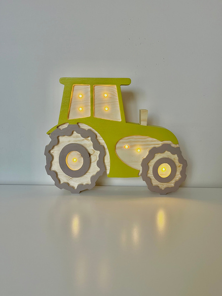 Lampka nocna do pokoju chłopca Traktor drewniany