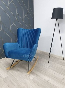 Stylowy Fotel Skandynawski OLIVIA w pięknym niebieskim kolorze bujany  z przeszyciami na oparciu i poduszką