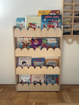 Drewniana półka stojąca na książki dla dziecka – regał polska produkcja