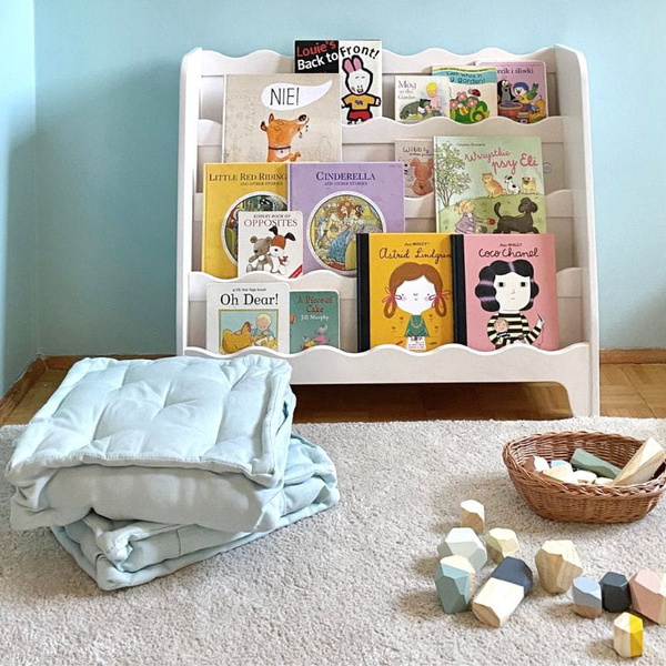 Drewniany regał na książki FALBANKA – naturalna półka Montessori do pokoju dziecka BIELONA 