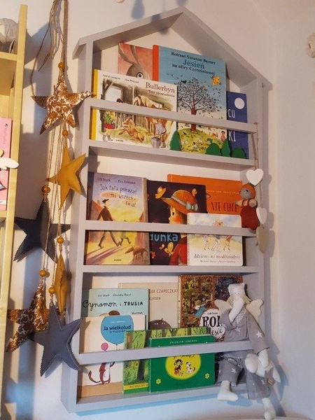 Drewniana półka domek do pokoju dziecka – wiszący regał na książki