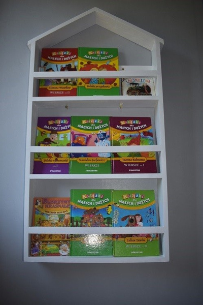 Drewniana półka domek do pokoju dziecka – wiszący regał na książki