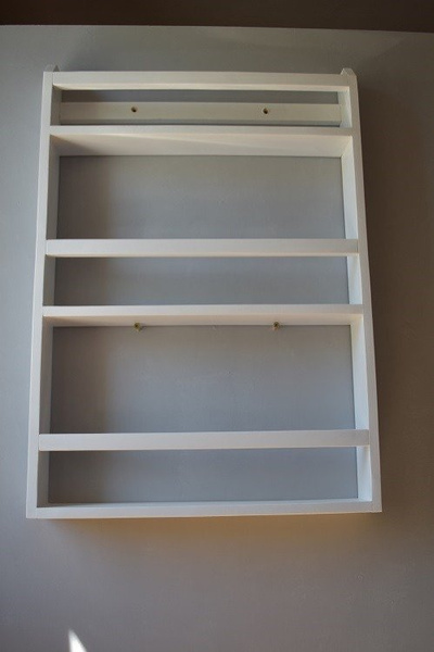 Regał na książki do pokoju dziecka – drewniana półka ścienna