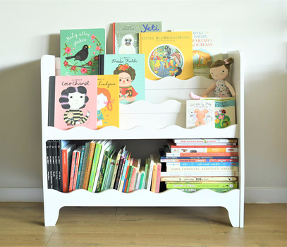 Drewniany regał na książki FALBANKA – naturalna półka Montessori do pokoju dziecka bielona