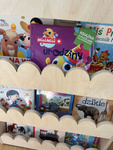 Drewniana półka stojąca na książki dla dziecka – regał polska produkcja