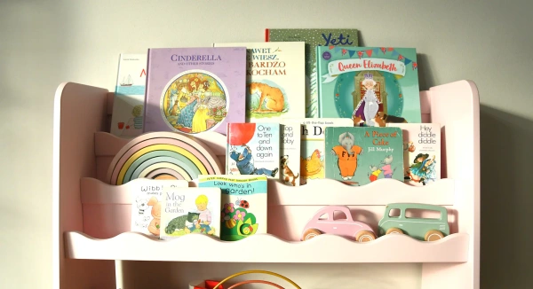 Drewniany regał na książki FALBANKA – naturalna półka Montessori do pokoju dziecka Różowa 