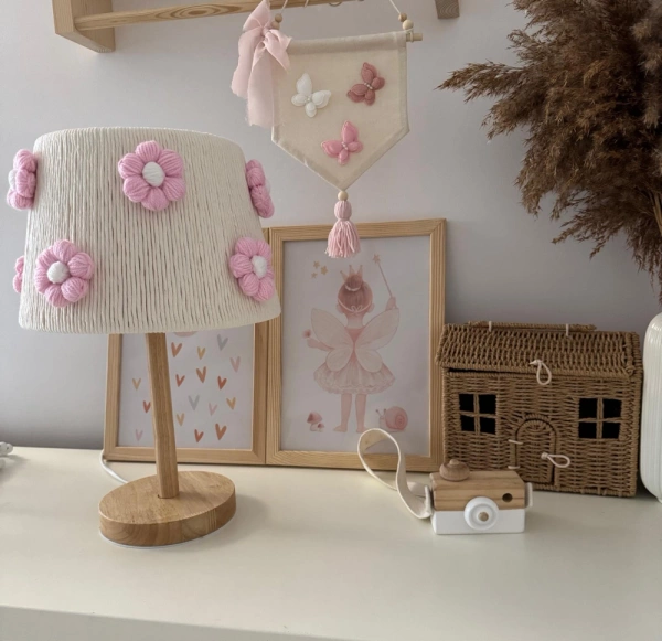 Lampka nocna do pokoju dziewczynki w stylu Boho Kwiatki Różowe