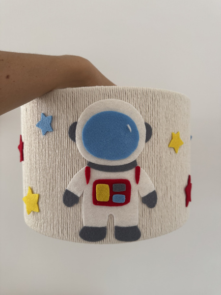 Lampa wisząca do pokoju chłopca Kosmonauta w tylu boho średnica 30 cm Led 