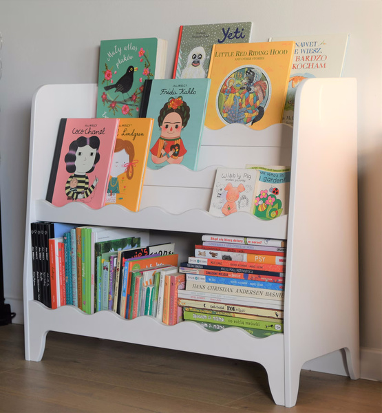 Drewniany regał na książki FALBANKA – naturalna półka Montessori do pokoju dziecka bielona