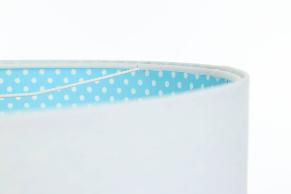 Lampa wisząca do pokoju dziecięcego w kropki na niebieskim tle średnica 30 cm