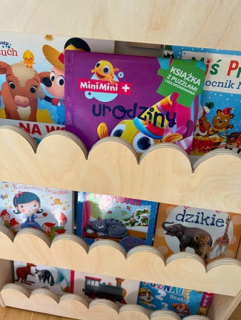Drewniana półka stojąca na książki dla dziecka – regał polska produkcja