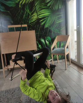 Podwieszany drewniany sprzęt gimnastyczny do pokoju dziecięcego Trapez Premium z rączkami