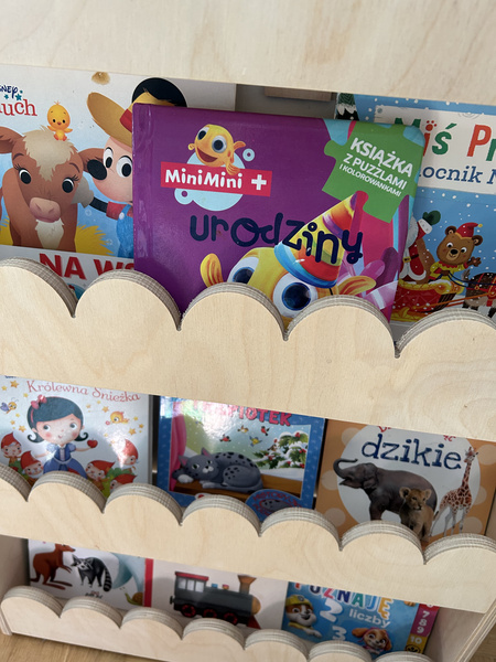 Drewniana półka stojąca na książki dla dziecka – regał polska produkcja