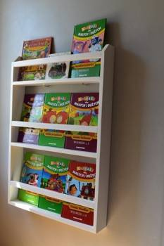 Regał na książki do pokoju dziecka – drewniana półka ścienna