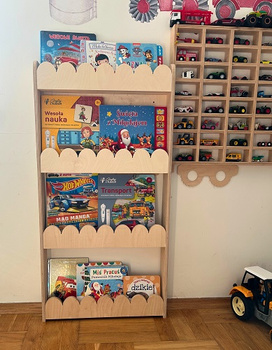 Drewniana półka stojąca na książki dla dziecka – regał polska produkcja