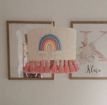 Lampa wisząca do pokoju dziewczynki w stylu Boho Tęcza Różowe Chwosty 35 cm
