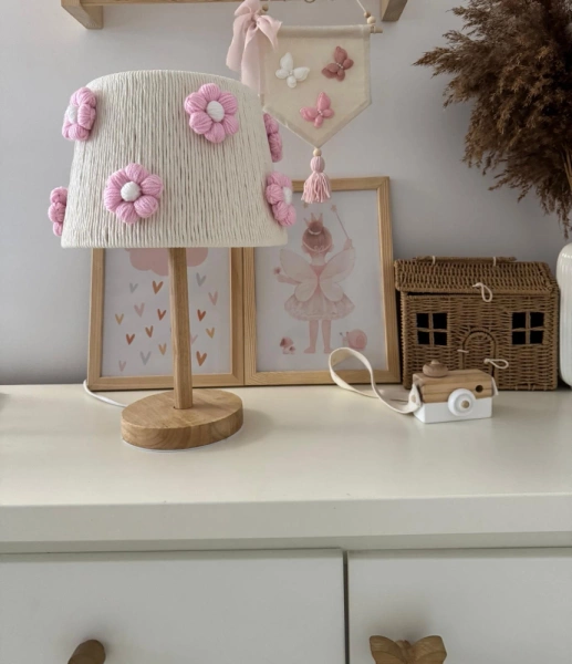 Lampka nocna do pokoju dziewczynki w stylu Boho Kwiatki Różowe