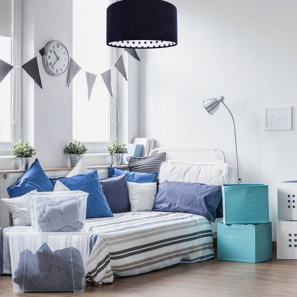 Lampa wisząca do pokoju dziecięcego w granatowe gwiazdki na białym tle średnica 40 cm